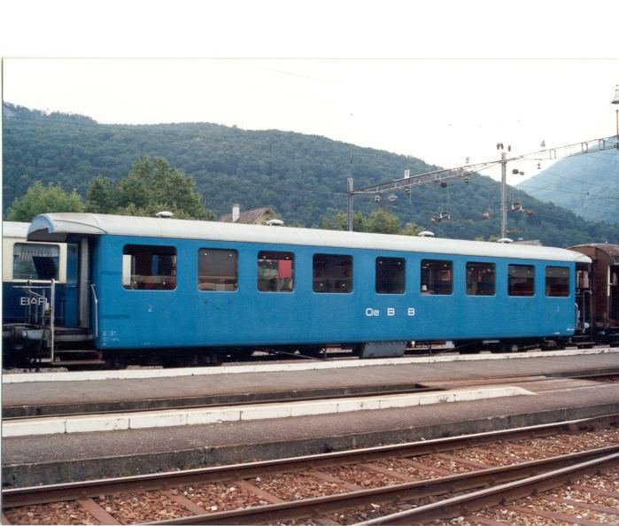 Personenwagen .. 2 Kl  B 503 .. der OeBB = Oensingen - Balsthal Bahn im Bahnhof von Balsthal im April 1984