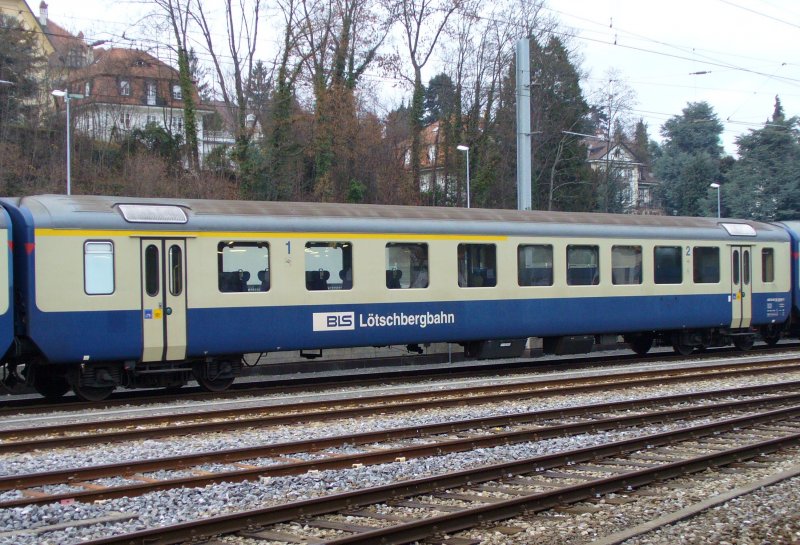 Personenwagen 1 + 2 Kl. AB 50 63 20-33 814-3 im Bahnhofsareal von Fribourg am 16.12.2006