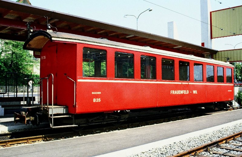 Personenwagen 2 Kl. B  25 im Bahnhof von Wil im Mai 1985  .. Bild ab Dia ..