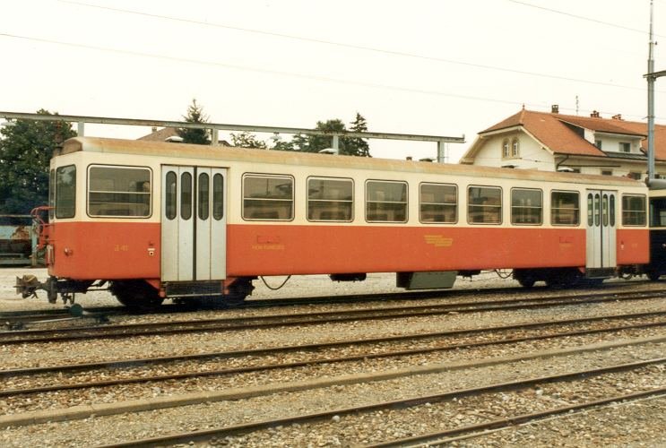 Personenwagen 2 Kl.  B 41 im Bahnhofsareal von Echallens im August 1985
