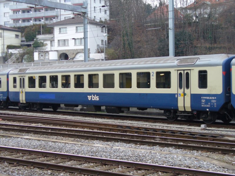 Personenwagen 2 Kl. B 50 63 20-33 713-8 mit neuem bls LOGO im Bahnhofsareal von Fribourg am 16.12.2006