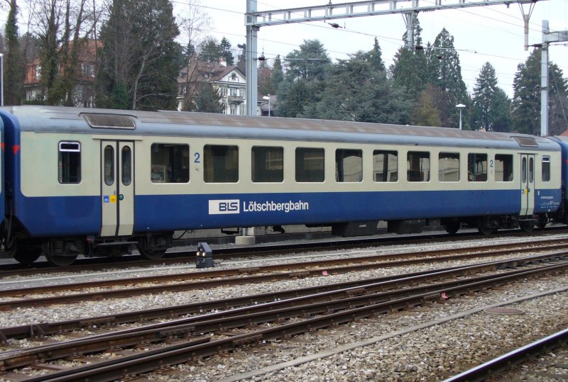 Personenwagen 2 Kl. B 50 63 20-33 709-6 im Bahnhofsareal von Fribourg am 16.12.2006