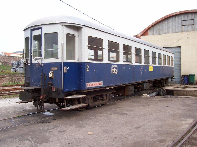 Personenwagen 2.Klasse 15030 0432 943 7 der FdS abgestellt auf einer Mini-Drehscheibe am 18.10.2005 im Bahnhof Macomer FdS. Die Drehscheibe ist vermutlich noch in Betrieb, sie wird zum Wenden der kleinen 1C-Dampflok ben�tigt.
