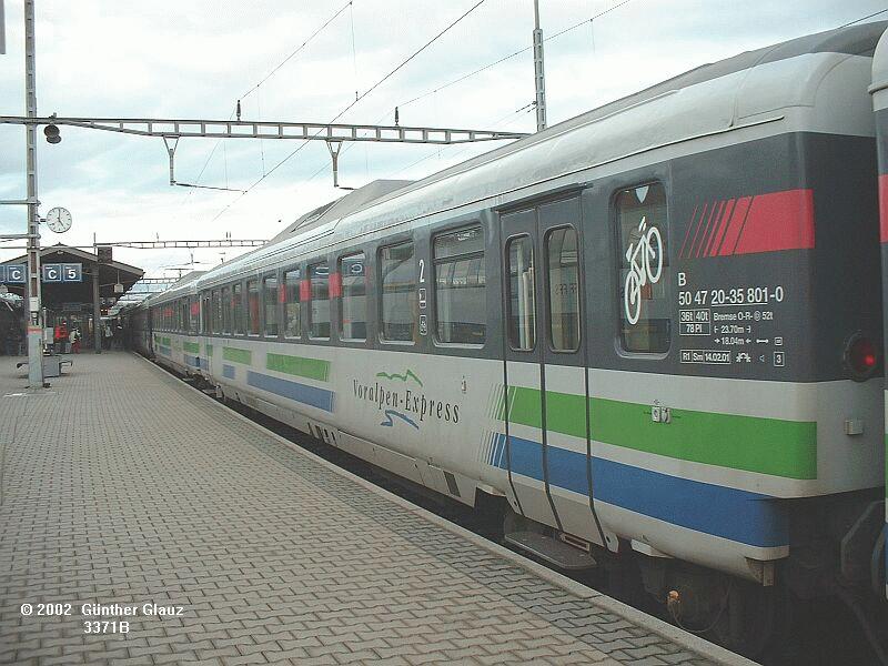 Personenwagen 2.Klasse Voralpen-Express am 19.10.2002 in Rapperswil.