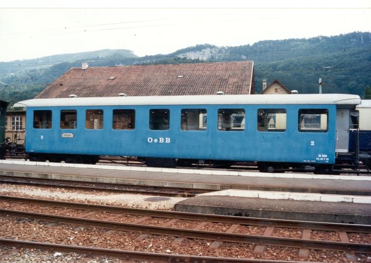 Personenwagen Bi 502 im Bahnhofsareal von Balsthal im April 1982