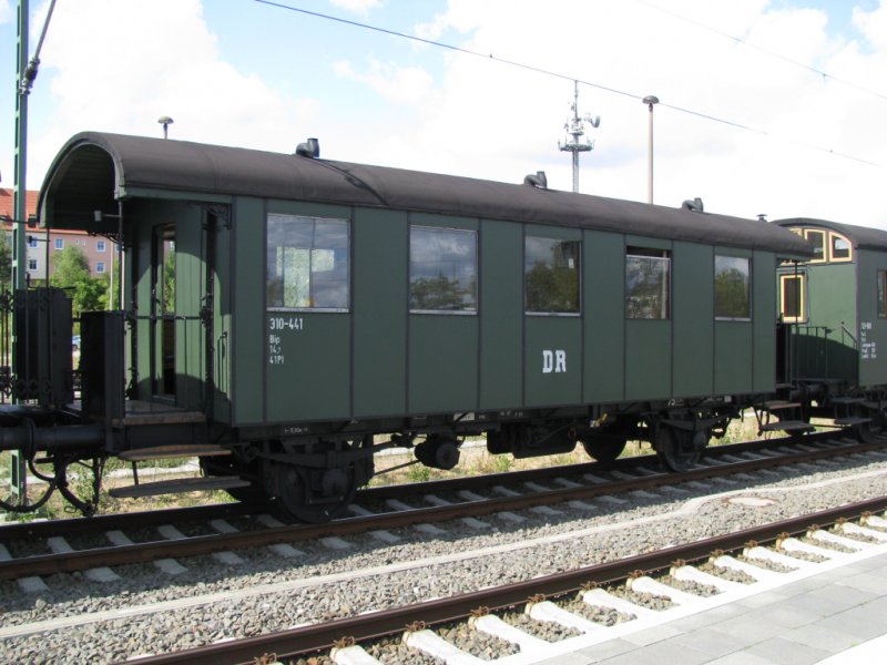 Personenwagen Bip (310-441) -DR- des Sonderzuges der MEF, Schwerin Hbf 29.08.2009