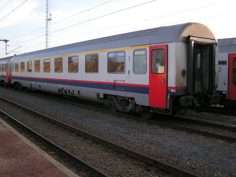 Personenwagen des Typs I 6, Sitzpltze 54, BJ 1977, sind unter anderem auf der Strecke Lttich-Luxemburg anzutreffen. Bild aufgenommen in Gouvy am 23.02.08. 