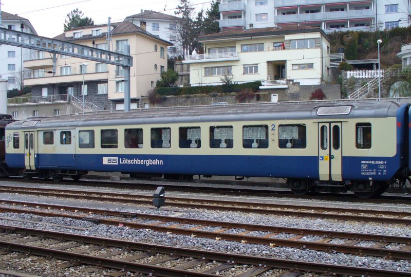 Personenwagen mit Gepckabteil ..2 Kl. BD 50 63 20-33 840-4 im Bahnhofsareal von Fribourg am 16.12.2006