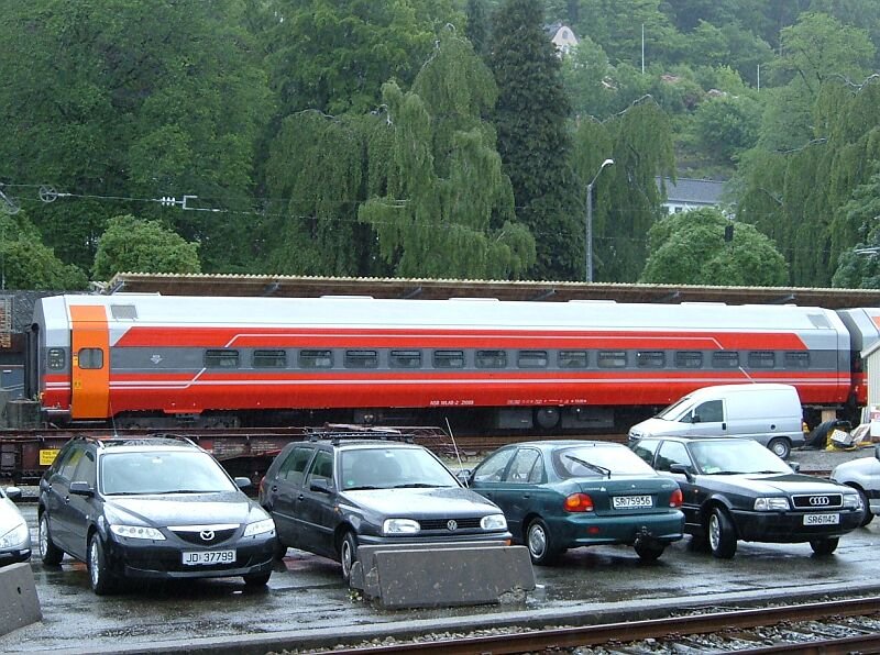 Personenwagen in modernen Farbdesigne am 21.06.2006 abgestellt im Bahnhof Bergen, ich nehme an, es ist ein Wagen des Nachtzuges Oslo - Bergen, den als Tagz�ge fahren die Triebz�ge BM 73. Ob Schlaf- oder Sitzwagen ist nicht erkennbar, Liegewagen sind bei der NSB nicht �blich.