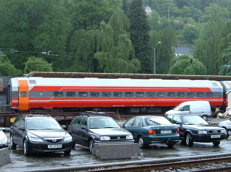 Personenwagen in modernen Farbdesigne am 21.06.2006 abgestellt im Bahnhof Bergen, ich nehme an, es ist ein Wagen des Nachtzuges Oslo - Bergen, den als Tagzge fahren die Triebzge BM 73. Ob Schlaf- oder Sitzwagen ist nicht erkennbar, Liegewagen sind bei der NSB nicht blich.