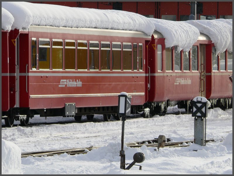 Personenwagen, die vom Schnee fast erdr�ckt werden in Davos Paltz. (12.11.2007)