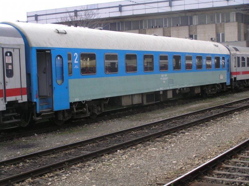 Personenwagen von der Serie 63 der Bulgarischen Staatsbahnen (BDZ), der ein Teil von IC8603  Diana  (Sofia-Jambol) ist.