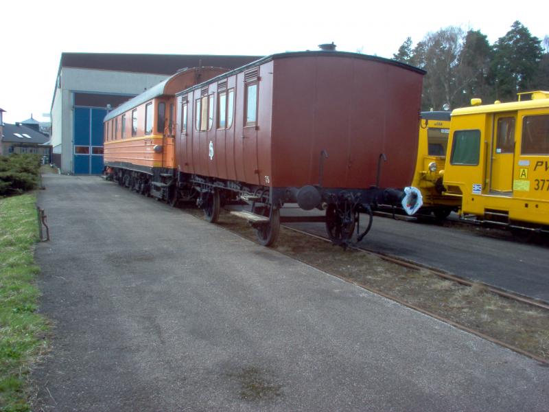 Personenwagen von unterschiedlichen Epochen. Sveriges Jrnvgsmuseum ngelholm, 1. Mai 2006.