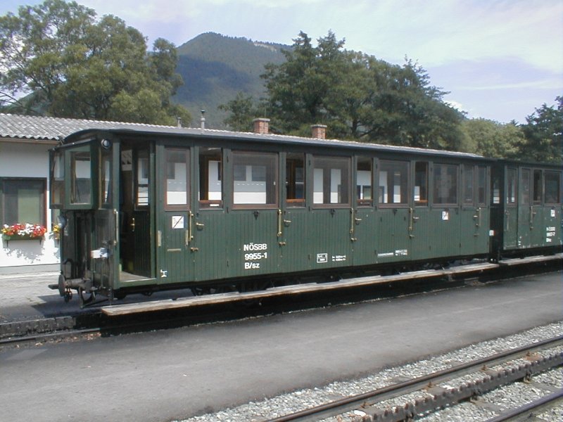 Personenwaggon der Schneebergbahn. Aufgenommen am 13.8.2000 
