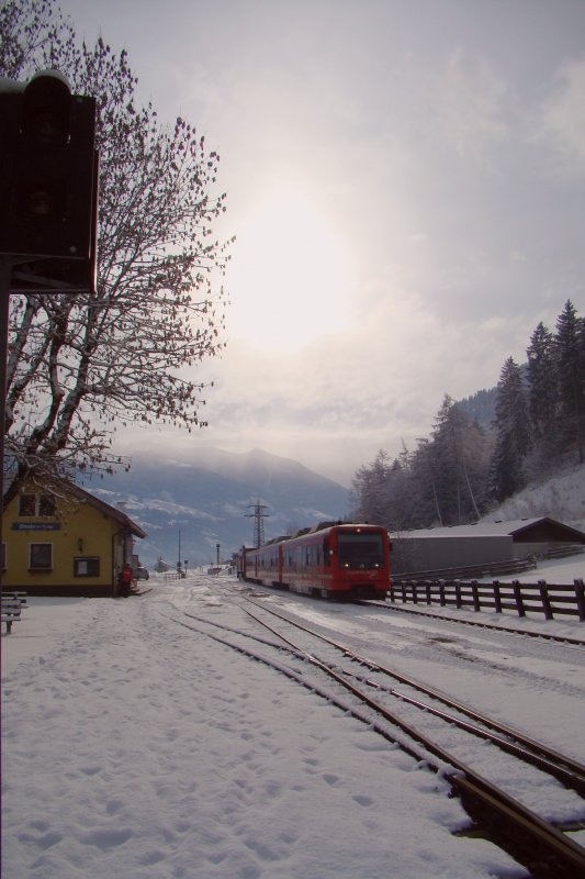Personenzug am Bahnhof Strass am Zillertal.12.02.2009