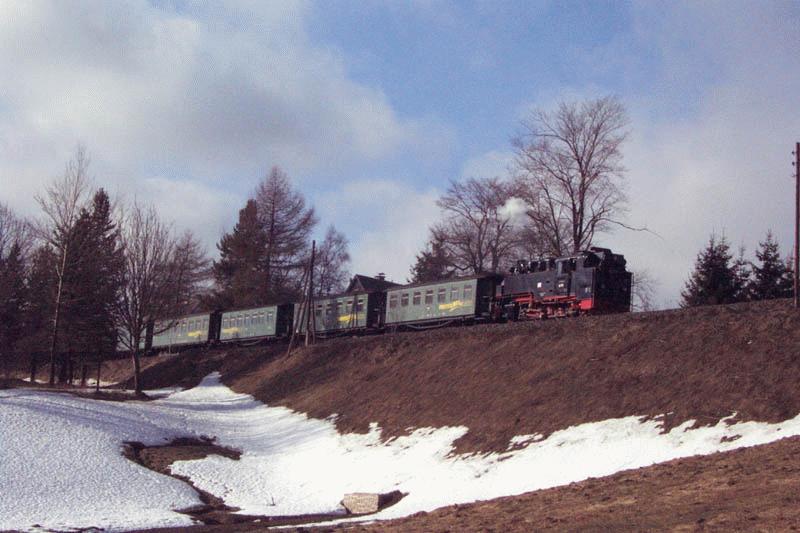 Personenzug auf der Talfahrt zwischen Oberwiesenthal und Unterwiesenthal am 01.02.2002 