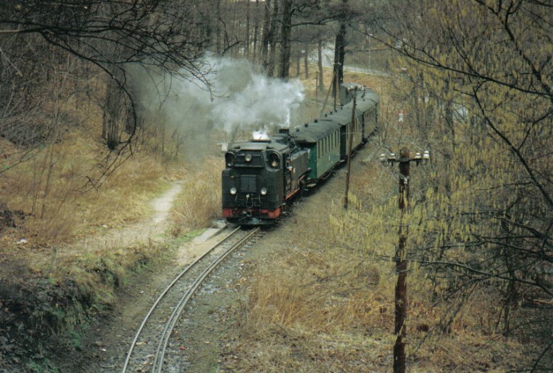 Personenzug aus Radeburg zwischen Hp Lnitzgrund und Hp Weies Ro in Richtung Radebeul am 30.Januar 1994