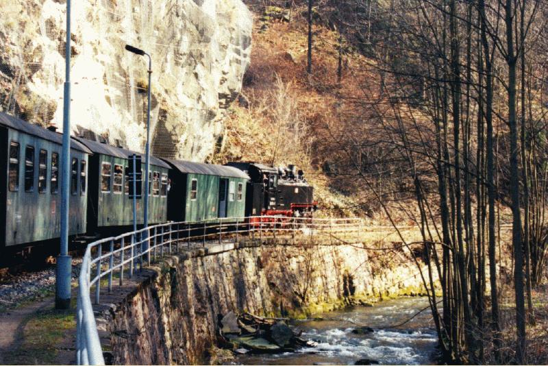 Personenzug bei der Ausfahrt aus Bahnhof Rabenau - Mrz 2002