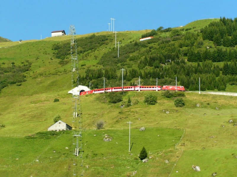 Personenzug beim Abstieg auf der kurvenreichen Strecke von Ntschen nach Andermatt am Nachmittag des 04.08.07.