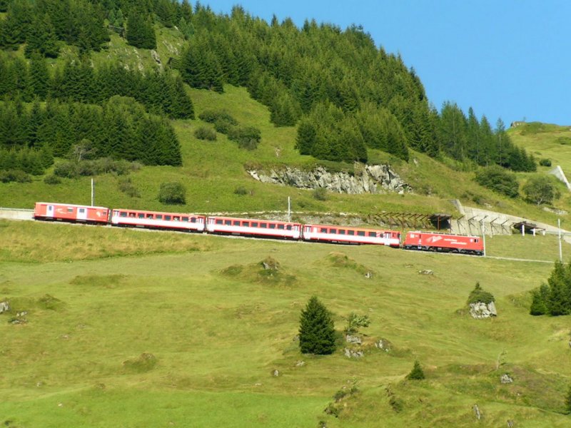 Personenzug beim Abstieg von Ntschen nach Andermatt. 04.08.07