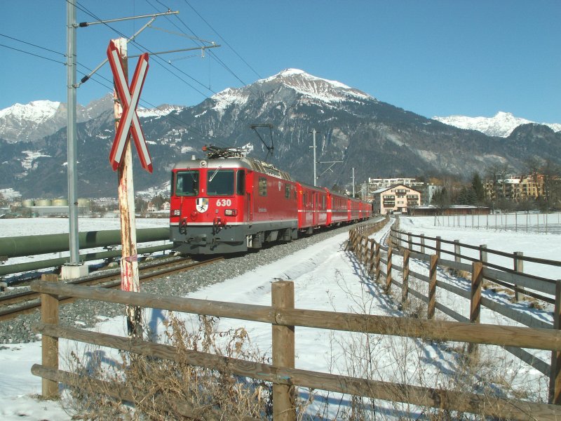 Personenzug mit Ge 4/4 II Nr.630 nach Chur am 30.01.07 zwischen den Stationen Igis und Zizers.