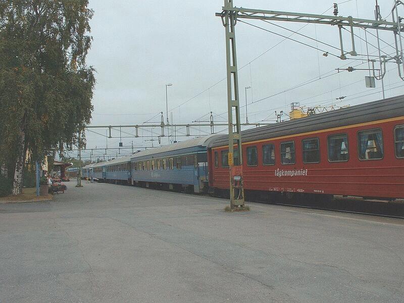 Personenzug nach Kiruna - Narvik abfahrbereit am 07.09.2002 in Lulea. Die Personenwagen sind im gleichen Farbdesigne wie sie von der SJ bernommen wurden, nur der Namenszug  tagkompaniet  wurde zustzlich angebracht.