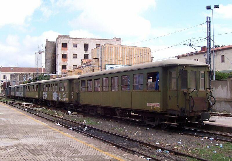 Personenzug nach Sorso am 20.10.2005 im Bahnhof Sassari, hier beginnen 3 Meterspur-Strecken, nach Alghero (Westen), Sorso (Norden) und Palau (Osten). Au�er dem Streckenteil Nulvi - Palau sind alle Strecken ganzj�hrig in Betrieb.