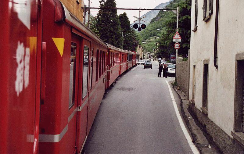 Personenzug Pontresina - Tirano kurz vor der Endstation Tirano/Italien als  Straenbahn . Mai 2000