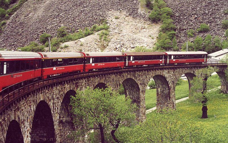 Personenzug Tirano - Pontresina auf dem Kehrschleifen-Viadukt. Mai 2000