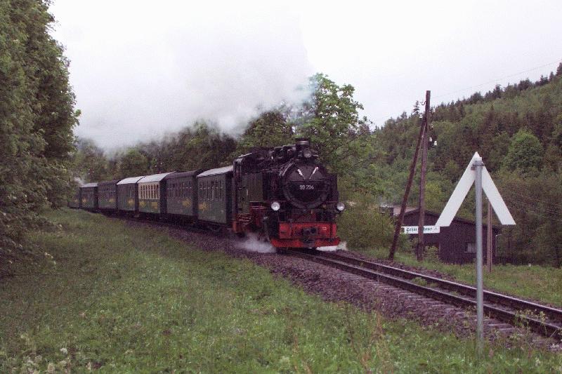 Personenzug zwischen Hammerunterwiesenthal und Unterwiesenthal am 26.05.2002