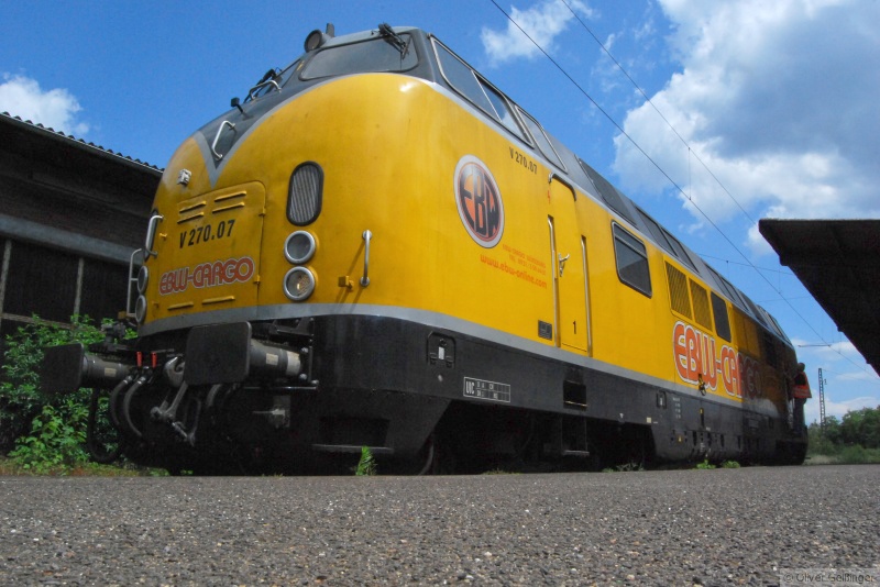 Perspektivwechsel: Die Faszination V 200 hat im Verlauf der Zeit nichts verloren. Andere Loks aus der Zeit sehen alt heute alt aus, diese nicht. Die mir zugelaufene V 270.07 in Eltville. (12. Juni 2009)