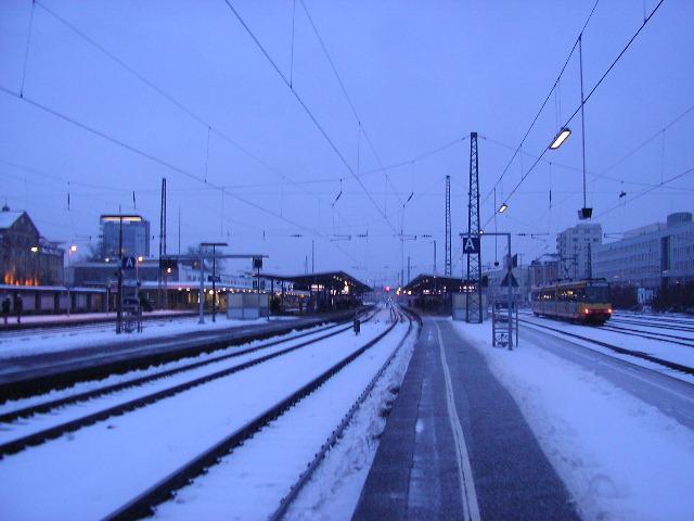 Pforzheim Hbf in der Dmmerung des 10.2.06