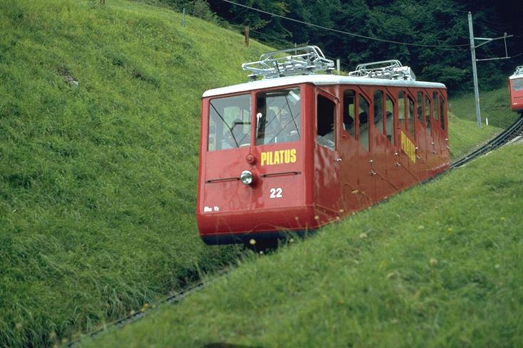 Pilatus Bahn (PB)Die heutigen Fahrzeuge mit elektrischen Betrieb auf der Fahrt zur Bergstation  Pilatus-Kulm (2135m .M.)Archiv P.Walter