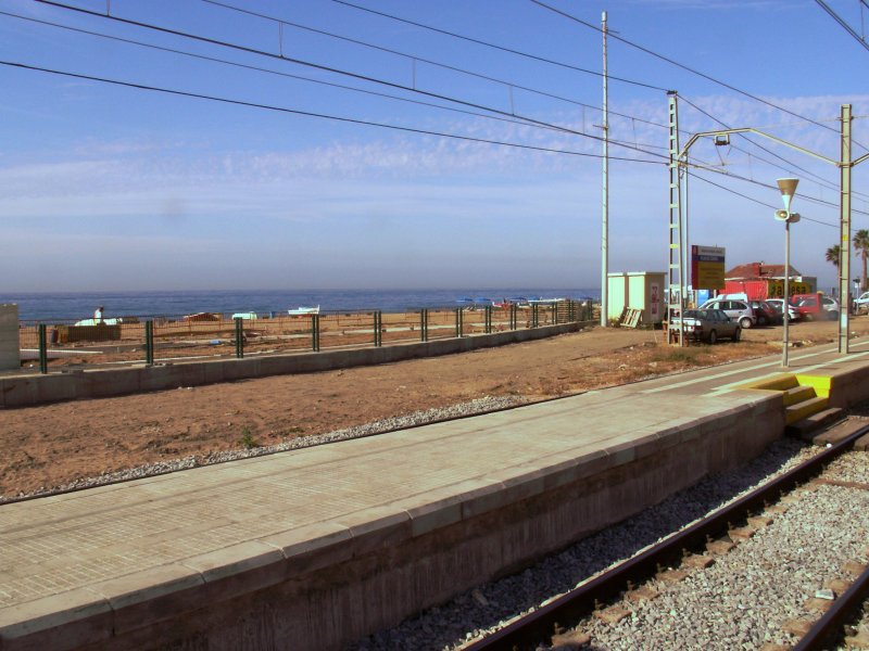 PINEDA DE MAR (Katalonien/Provinz Barcelona), 05.06.2006, Blick über den Bahnsteig auf den Strand
