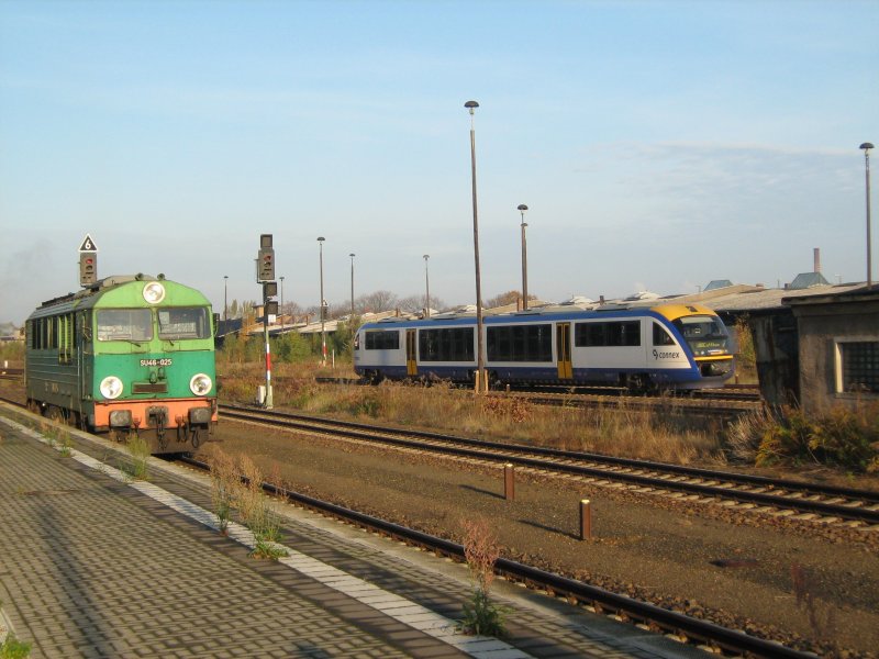 PKP und Connex am 18.10.2008 in Grlitz fotografiert. Dieses Motiv gibt es nur noch bis Dezember zu erwischen, da dann die ODEG den Dienst von Connex bernimmt.