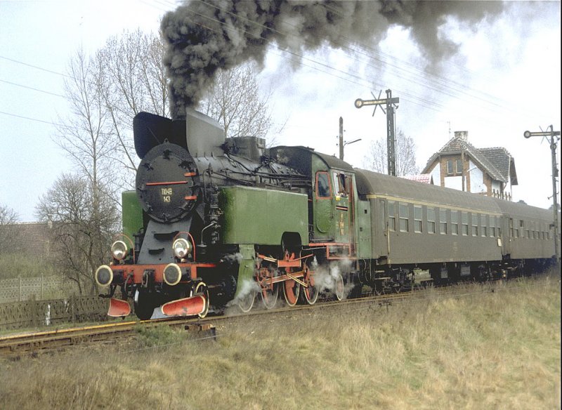 PKP Dampflok TKt 48-143 ist mit einem Personenzug im Raum Wolsztyn(Wollstein) unterwegs.Mrz 1991(Archiv P.Walter)