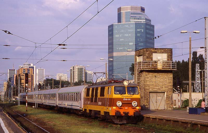 PKP EP 09 019 mit Ex 1417  Pilsko  nach Bialsko Biala, Warschau Zachodnia, 01.08.2004 (Scan vom Dia)