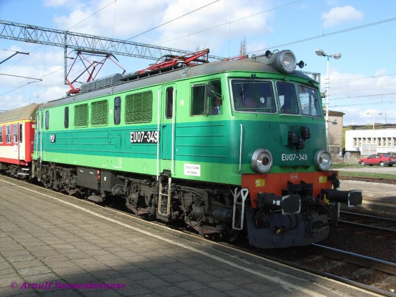 PKP EU07-349 fhrt einen Schnellzug von Szczecin (Stettin) nach Poznan (Posen).

06.04.2007 Stargard
