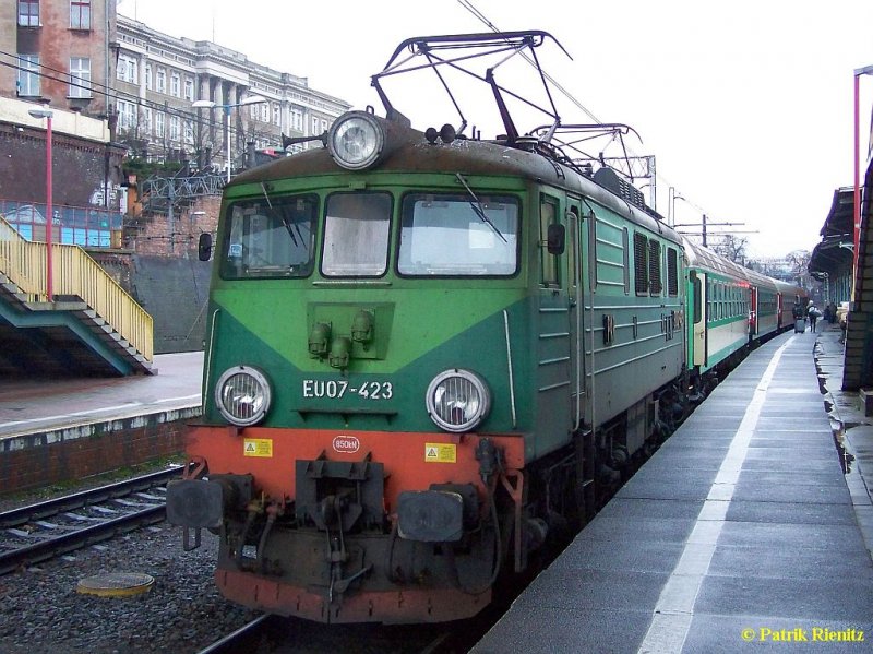 PKP EU07 - 423 mit einem Regionalzug aus Poznan Glwony nach Ankunft in Szczecin Glowny