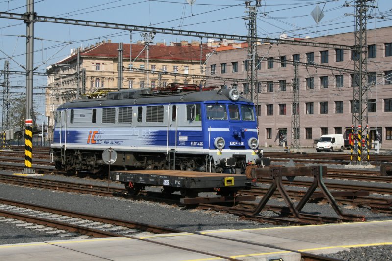 PKP EU07 446 abgestellt auf dem Prager Hauptbahnhof.03.05.09.