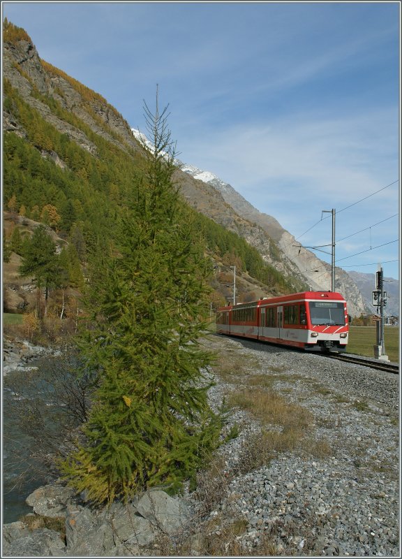 Plan B, Lrchen mit MGB statt mit RhB, hat einen Nachteil: die Walliser Lrchen sind noch nicht, wie ihre Bndner Kollegen, herblicht gelb*...
MGB  Zermatt-Shuttle  kurz nach Tsch an der Matter-Vispa.
19. Oktober 2012
*und wenn sie gelb sind, liegt das Tal im Schatten