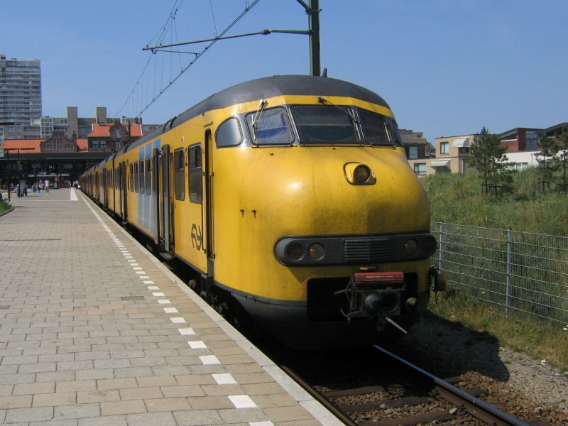 Plan T 526+Plan V 924 als trein 6357 naar Den Haag HS te Zandvoort aan Zee - 4 juli 2006