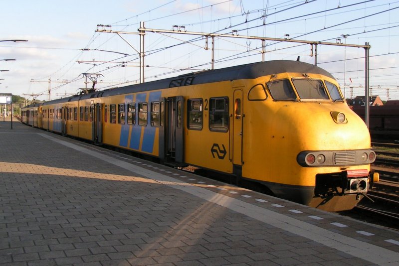 Plan V der NS (Nederlandse Spoorwegen) am 16.05.2004 in Venlo Hauptbahnhof. Der Zug wird in den Niederlanden gerne auch  als  Hondekopp  bezeichnet.

