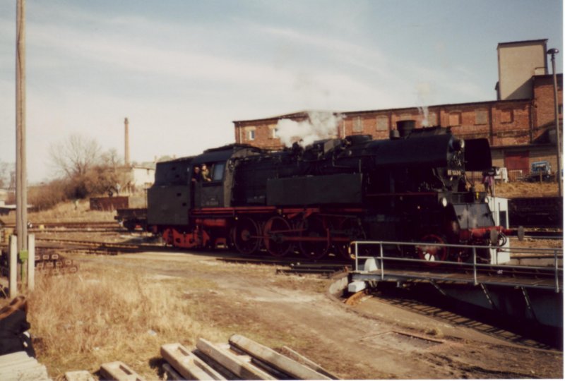 Plandampf im Oberland.
65 1049 bef�hrt gerade die Drehscheibe der Einsatzstelle Triptis
ca 1994