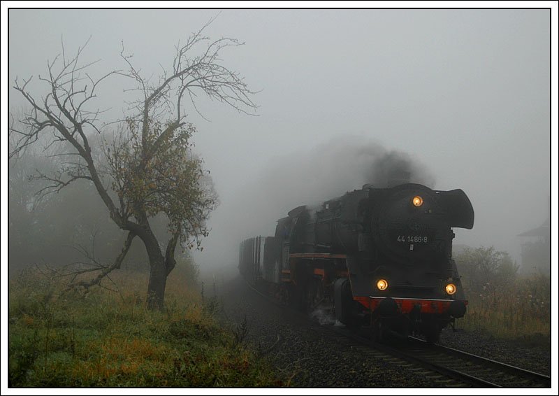 Plandampfzug Nr. 2 des ersten Plandampftages im Werratal am 11.10.2007. 44 1486 bespannte einen gemischten Gterzug von Eisenach Gbf nach Bad Salzungen. Die Aufnahme entstand nchst Ettenhausen.