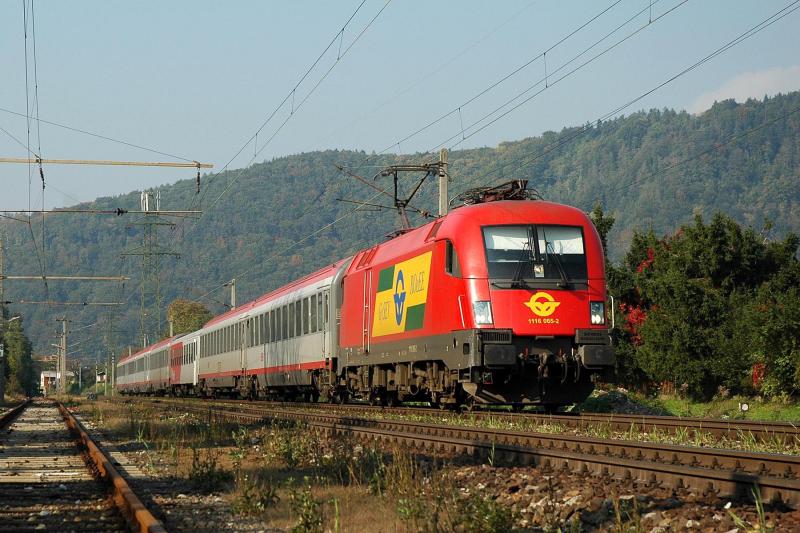 Planmig bespannt eine der 5 GySEV Maschinen (1116 061-065) den EC 557 von Wien nach Graz bwz. den EC 558 retour von Graz nach Wien. Diese Aufnahme mit 1116 065 (mitEC 557) entstand am 13.10.2005 in Graz-Gsting. Die GySEV hat von den BB 5 dieser Maschinen fr 20 Jahre gemietet (mit einer Option auf weitere 5 Maschinen). Sie wurden allerdings nicht in die Hausfarben umlackiert. Lediglich die Seiten wurden beklebt bzw. das BB Logo durch jenes der GySEV ersetzt.
