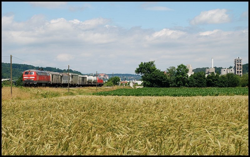 Planmig kam dann der Sprtizzug mit 225 078 vorbei. Die 225 086 hing am Ende des Zuges. Aufgenommen zwischen Heidenheim-Mergelstetten und Herbrechtingen am 28.Juni 2008.