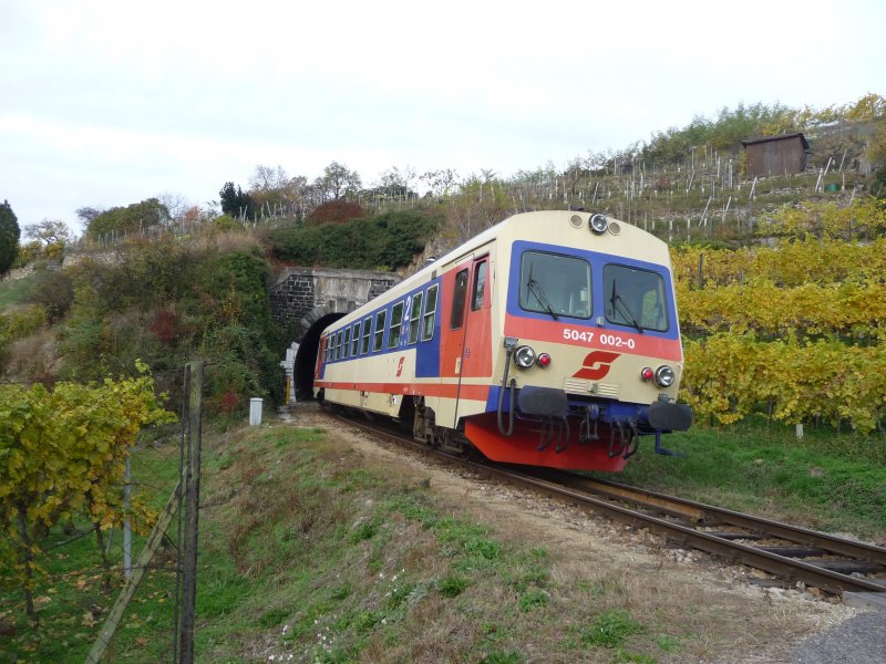Planm��ig verl�sst der 5047 002 die Bahnhaltestelle D�rnstein am 01.11.2008 p�nktlich um 12:15 Uhr.