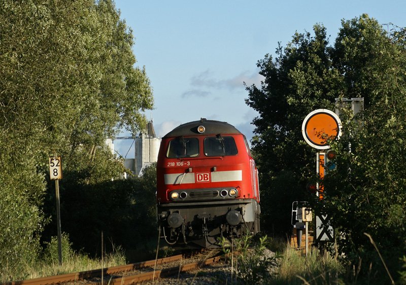 Planmig wird  an Freitagen auf der KBS 146 ein Umlauf  gefahren, der aus einer 218er mit einer Wendezuggarnitur besteht.
Am 29.08.2008 landete 218 106-3 in diesem Umlauf und so bespannte sie die RB 19724 von Kiel nach Flensburg, die auf diesem Bild das nrdliche Formvorsignal von Sderbrarup passiert, whrend im Hintergrund bereits das ESTWR-Signal zum Aufstellen bereitliegt.