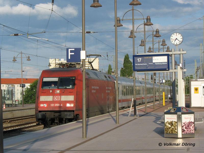 Planm��ige Abfahrt war 18:03 Uhr, tats�chliche Ankunft ist 19:22 Uhr f�r den EC 172 �ber Berlin nach Prag - Dresden Hbf, 1.6.2006
